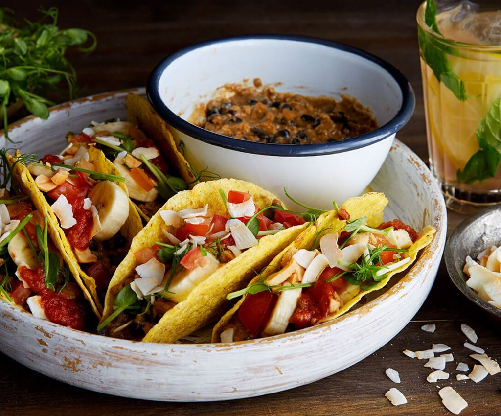 Sojatacos med banan och kokos serverade på en bricka