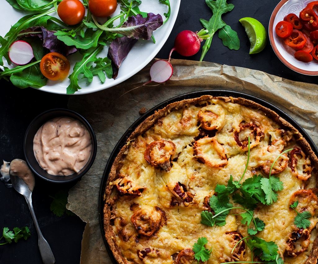 Taco-Pie mit roten Jalapeños, Tomaten und Salsa