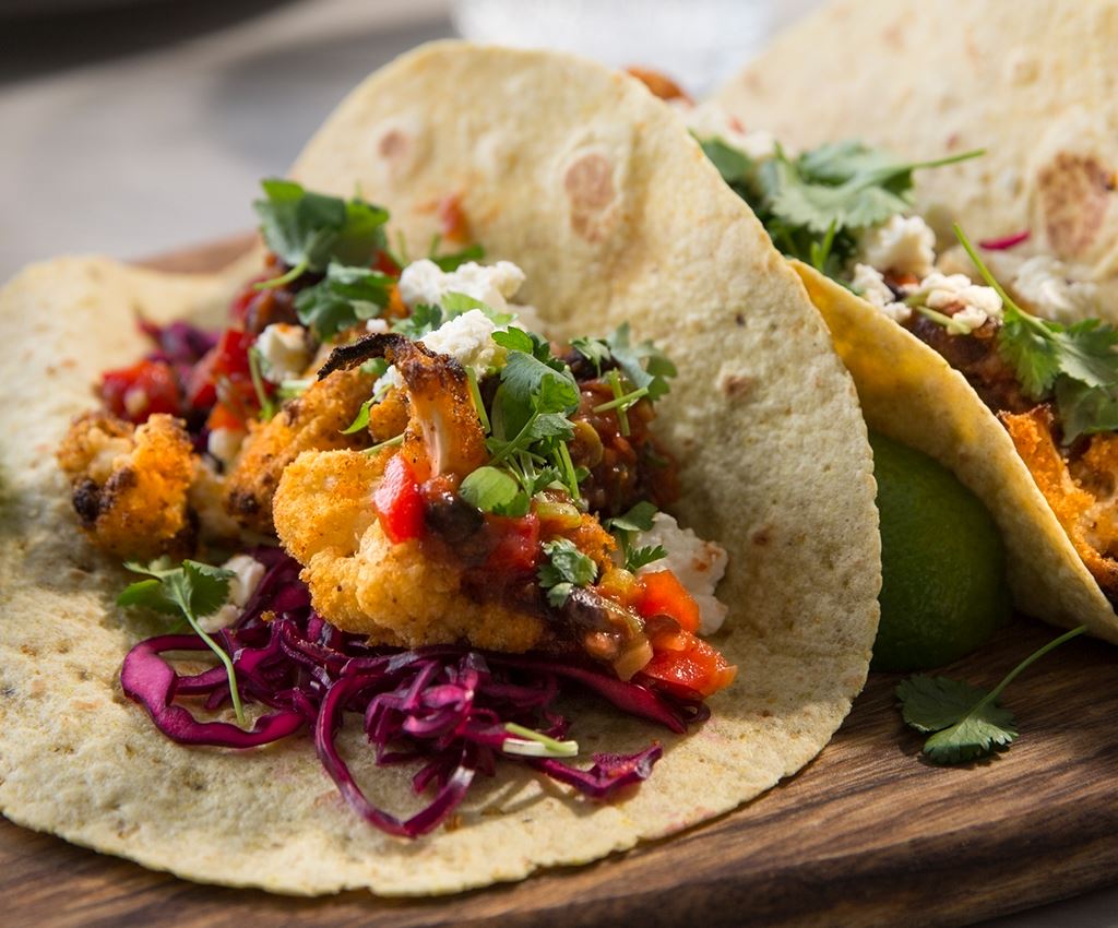 Tacos mit knusprigem Blumenkohl und Bohnensalsa