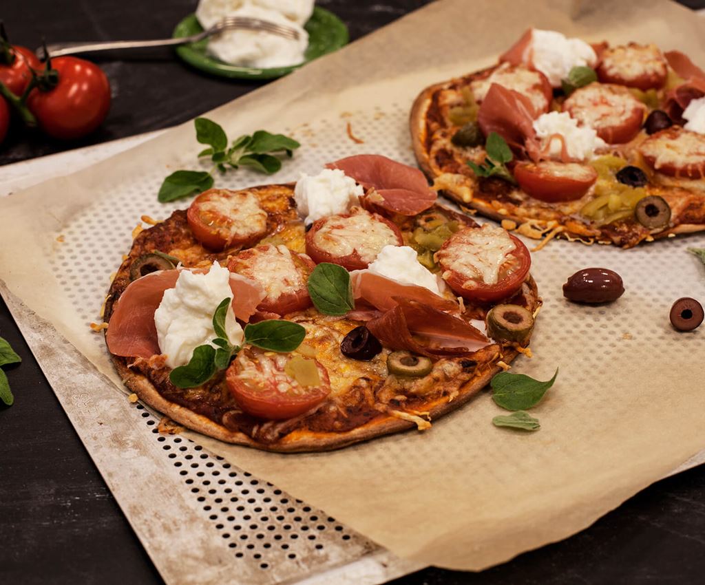 Tortillapizza toppad med skinka, köttfärs och grön chili