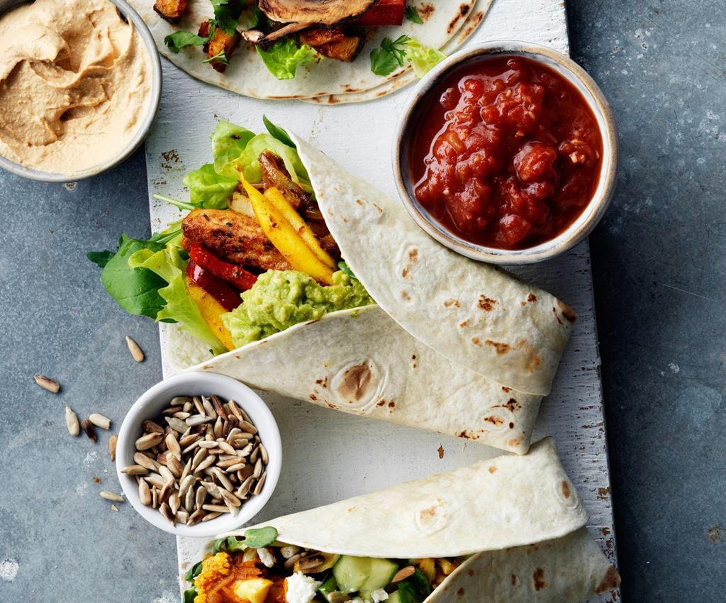 Vegan Mango Fajita wraps op een plank