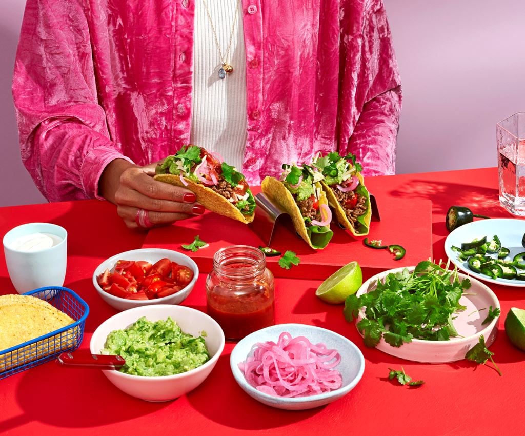 Taco gevuld met verse groenten, kaas en tacosaus 