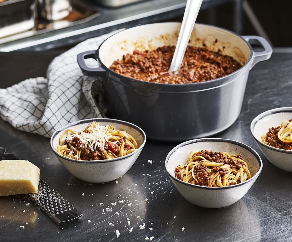 Beluga bolognese i en gryta och upplagt i skålar