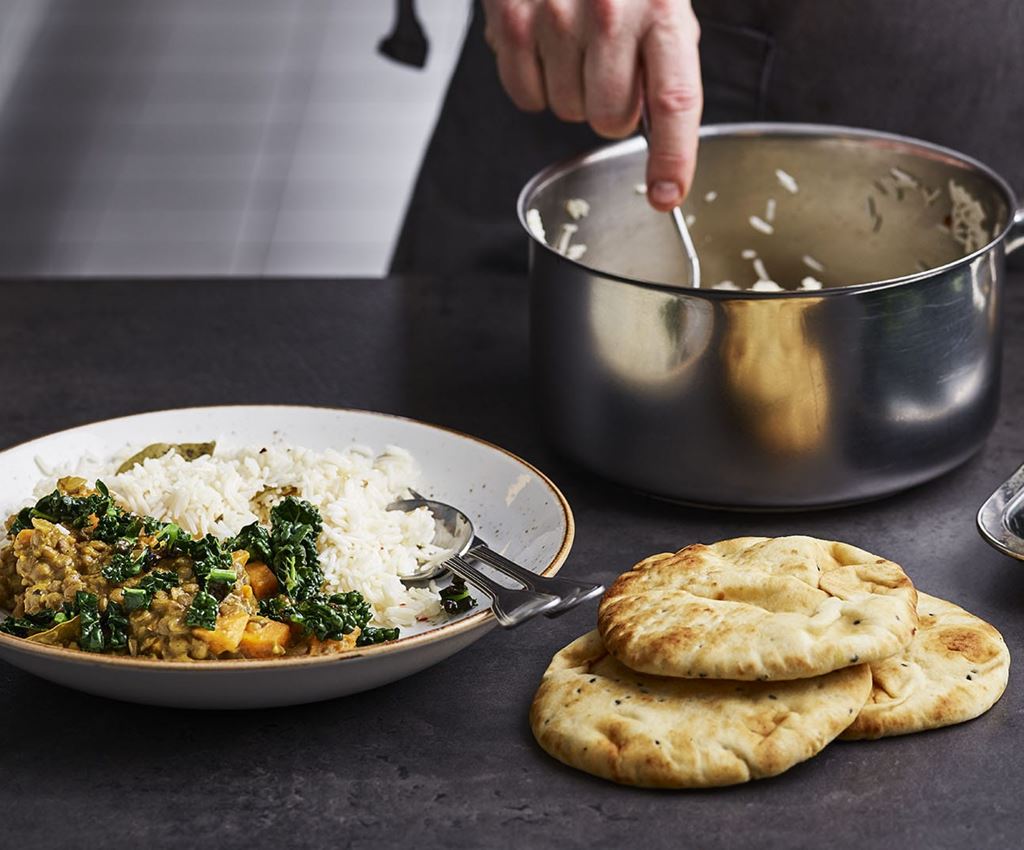 Linsgryte lagt opp på tallerken med naan brød 