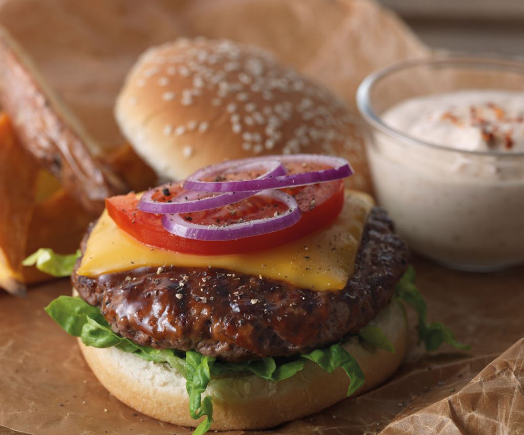 BBQ hamburger med søde kartofler i både med chili- og mangodressing