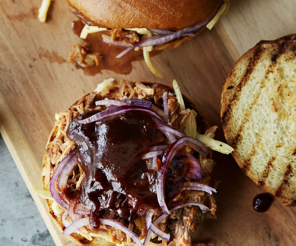 Pulled pork i brød med rødløgspickles og sprød kålsalat