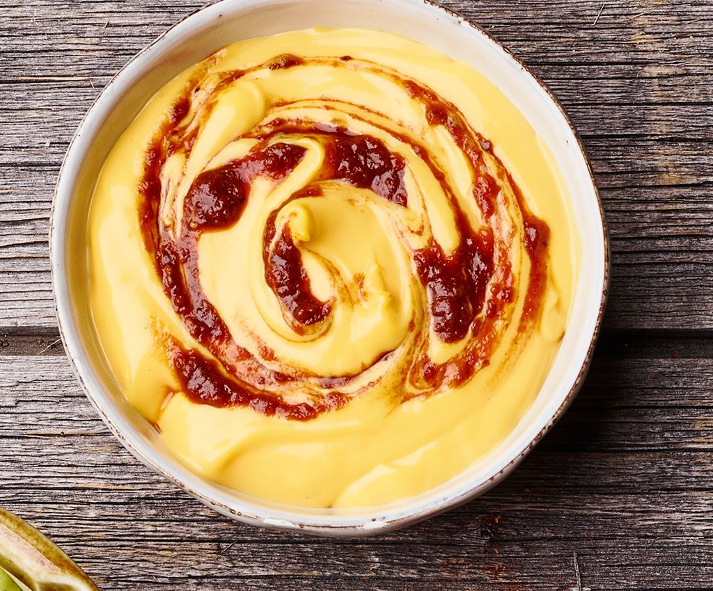 cheddar cheese dip met chipotle in een bakje