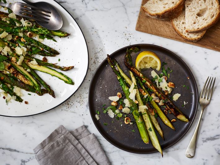 Groene asperges met kruidige bruine boter en Parmezaan