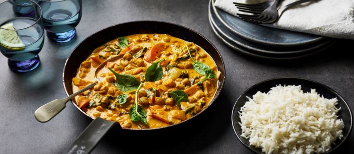 Curry met kikkererwten en rijst op tafel