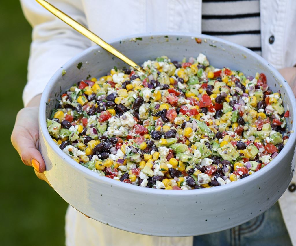 Pupiņu un kukurūzas salāti ar feta sieru bļodā