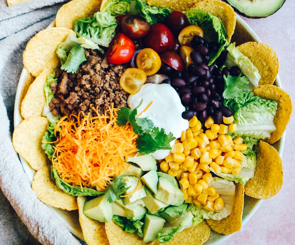 taco salotos lėkštėje su daržovėmis ir malta jautiena