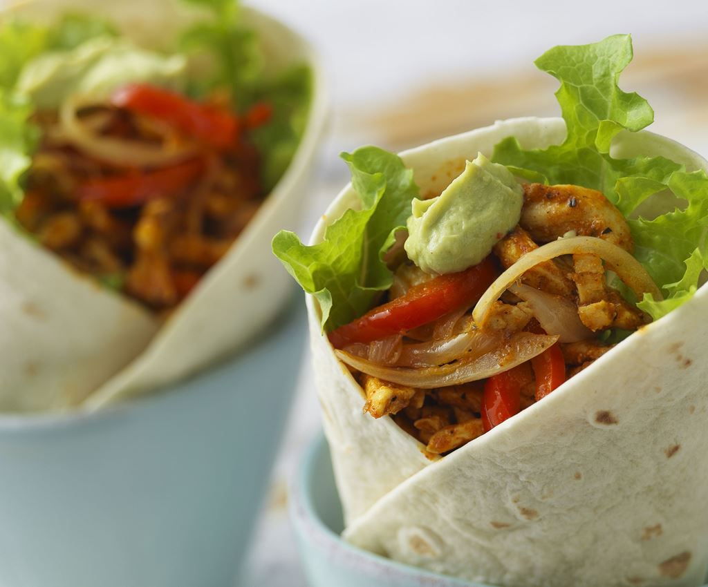 Fajita au poulet avec salade, sauce taco et guacamole