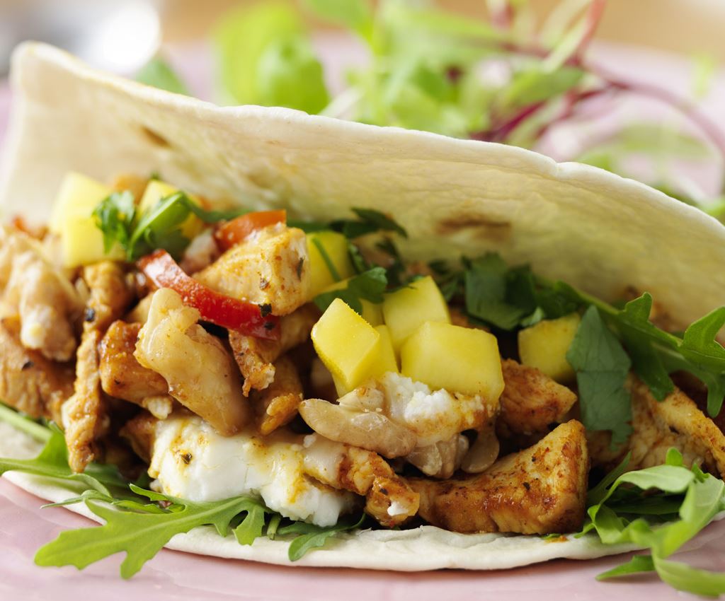 wrap met fajita kip, paprika, geitenkaas, honing, mango en rucola