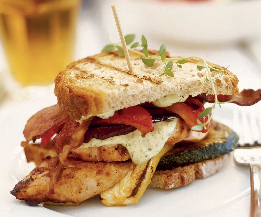 Sandwich club au poulet épicé et aux légumes frais