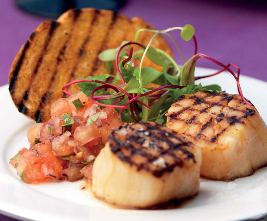 Gegrilde coquilles met tomatensalsa en bruschetta