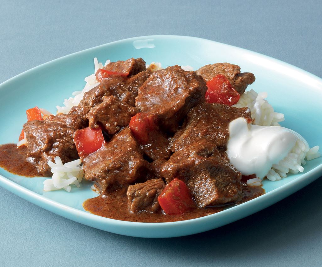 Goulash met zure room, peterselie en witte rijst