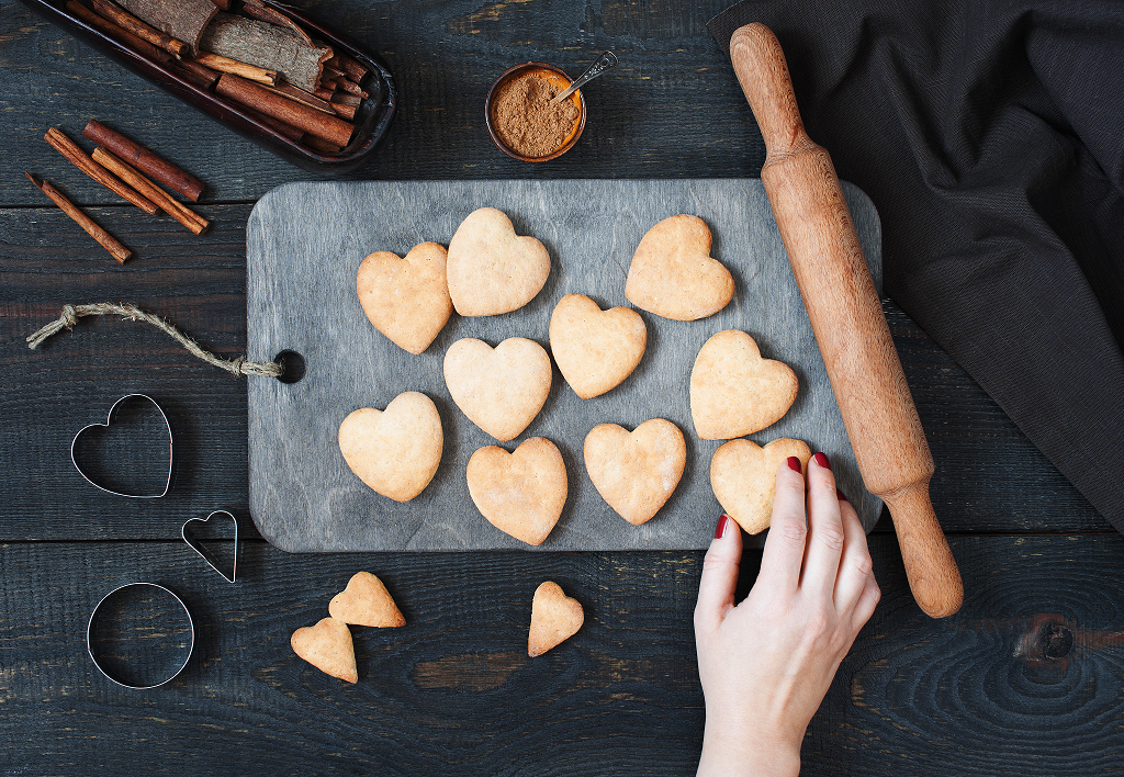 Ореховое печенье с кайенским перцем и шоколадом с форме сердечек