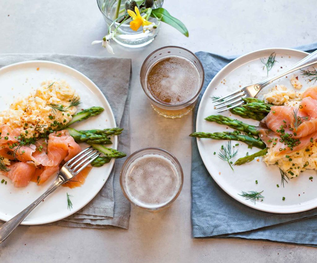 Scrambled eggs with smoked salmon and asparagus