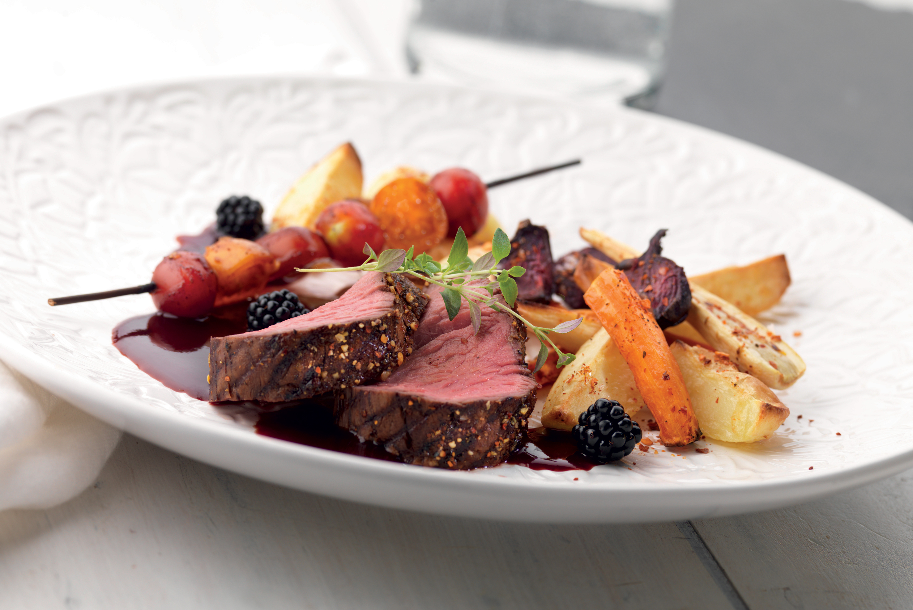 Grillet oksefilet med ovnbagte rodfrugter og rødvinssauce