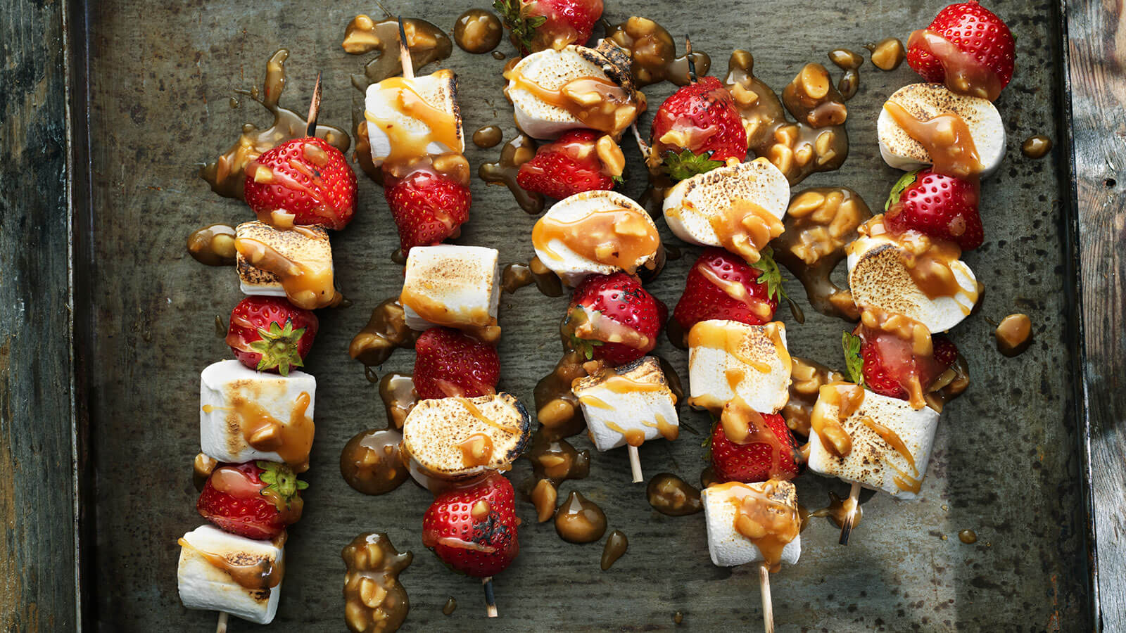 Grillspett med jordgubbar och marshmallows med kolasås