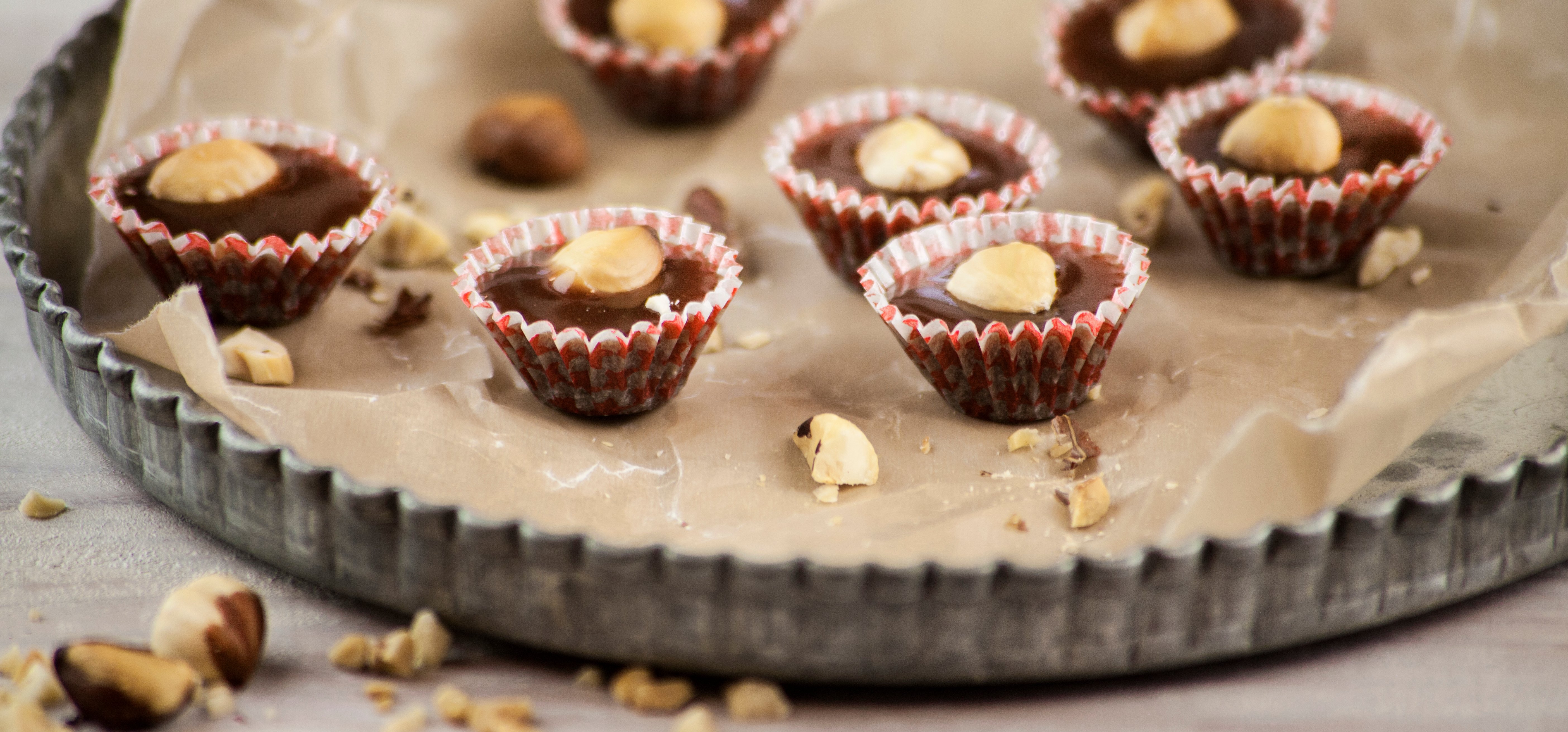 Kolaknäck med nutella och hasselnötter på en bricka