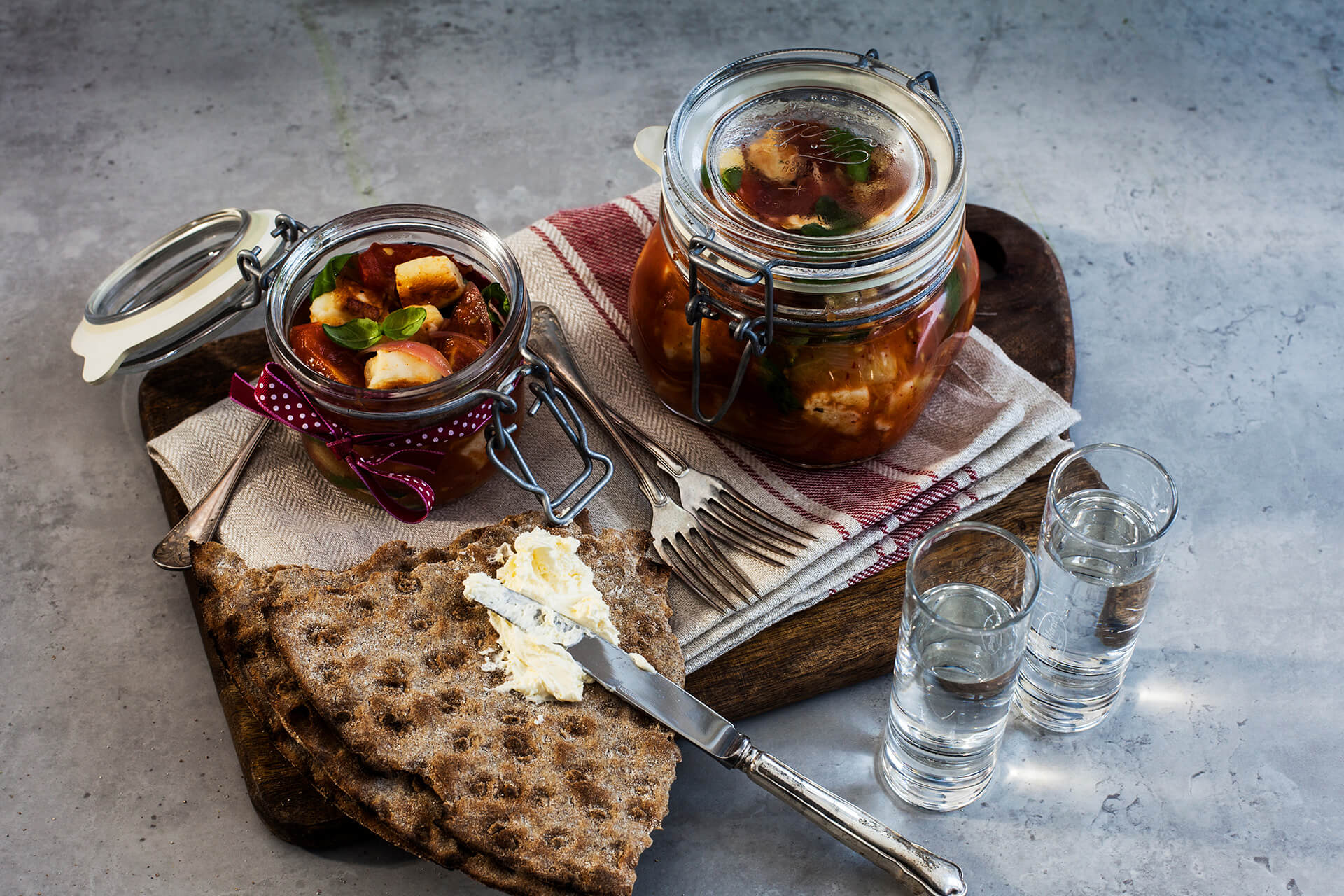Burkar med vegetarisk sill av halloumi