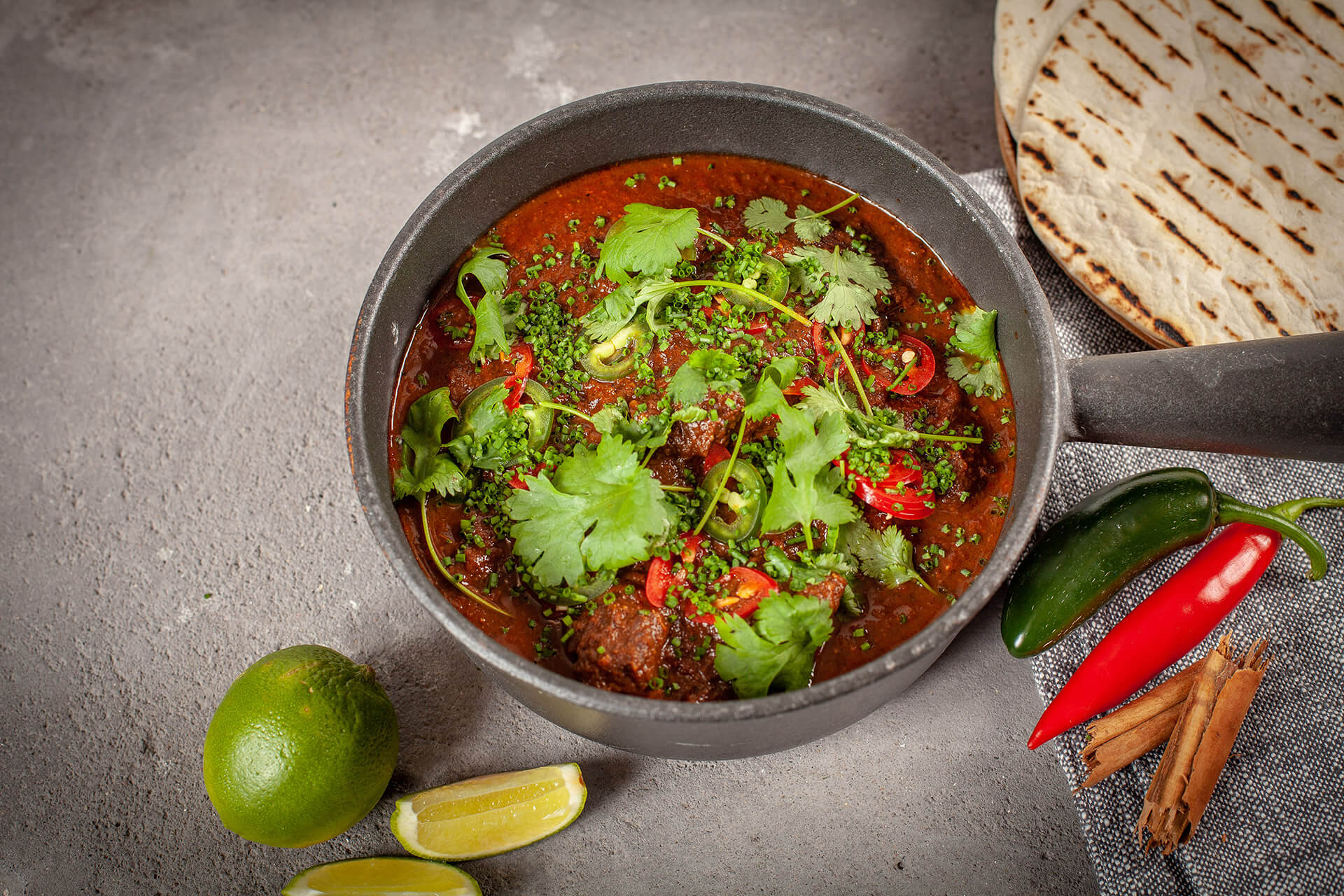 Mexikansk köttgryta med tortillas och lime