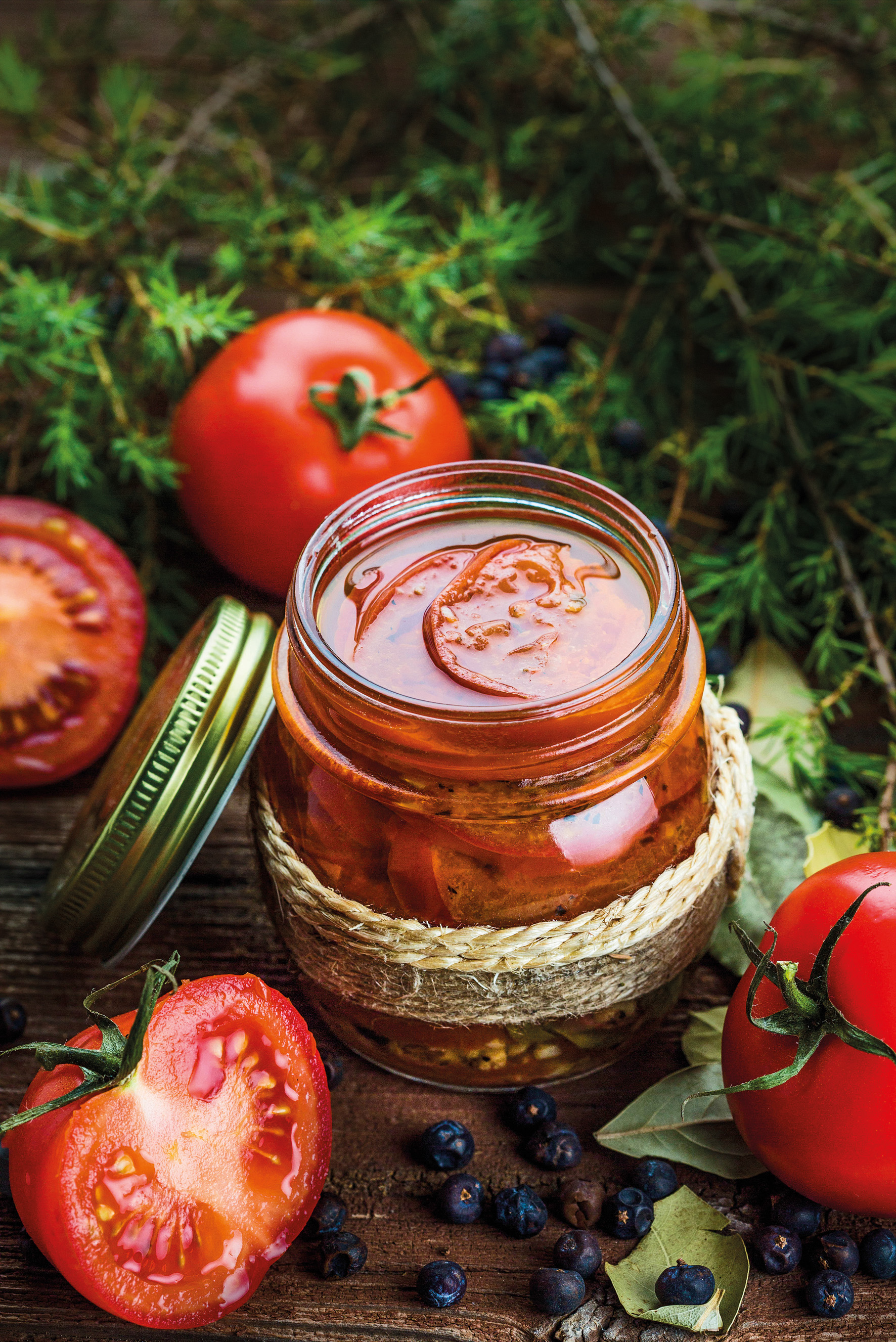 Slyviniai pomidorai kadagių uogų ir laurų lapų marinate