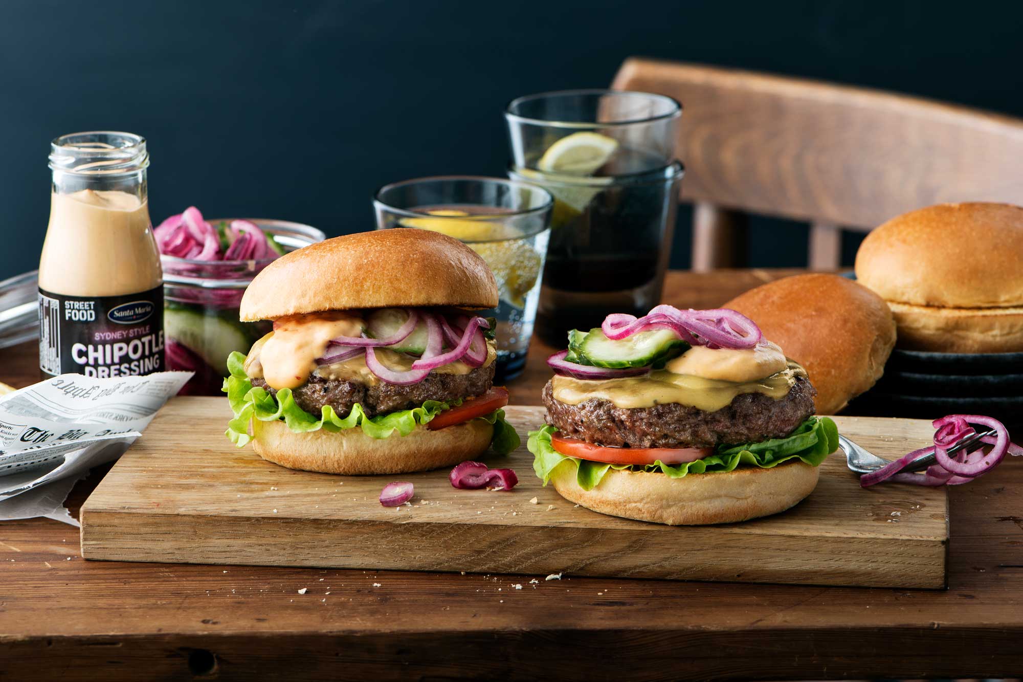 Smoky pepper burger med picklade grÃ¶nsaker och chipotledressing