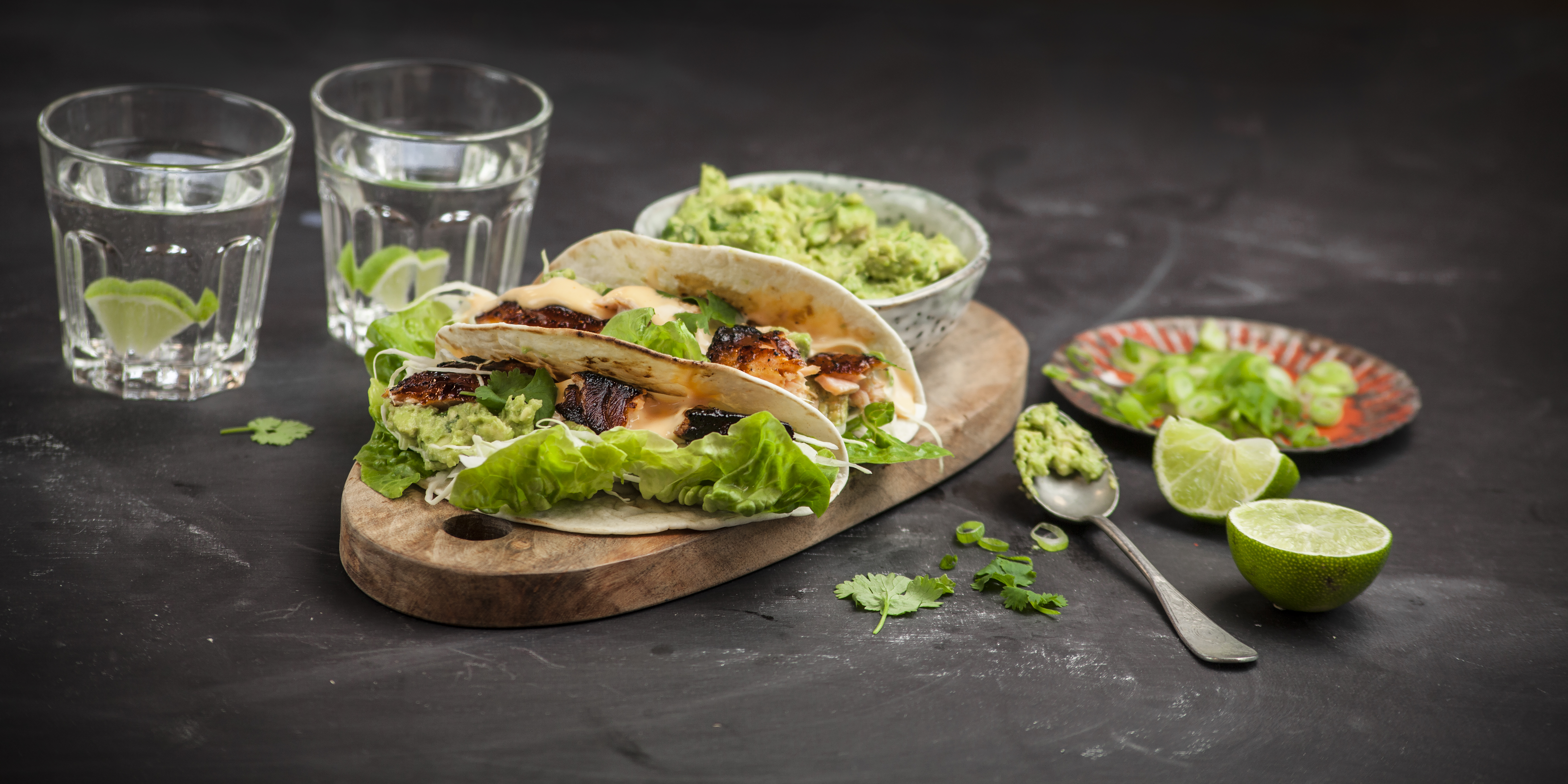 Asiatisk laxtaco med chilimajonnäs