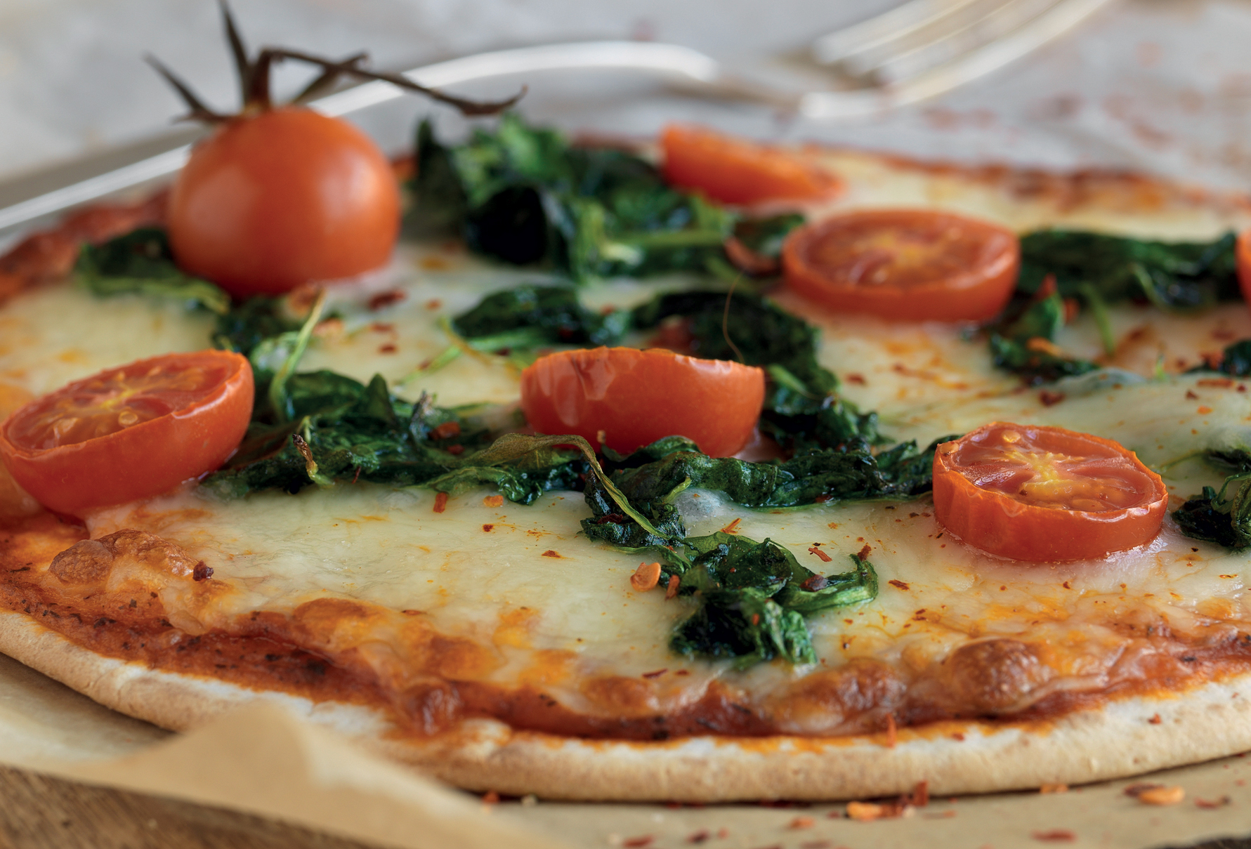 Mozzarella pica ar spinātiem un čili pārslām