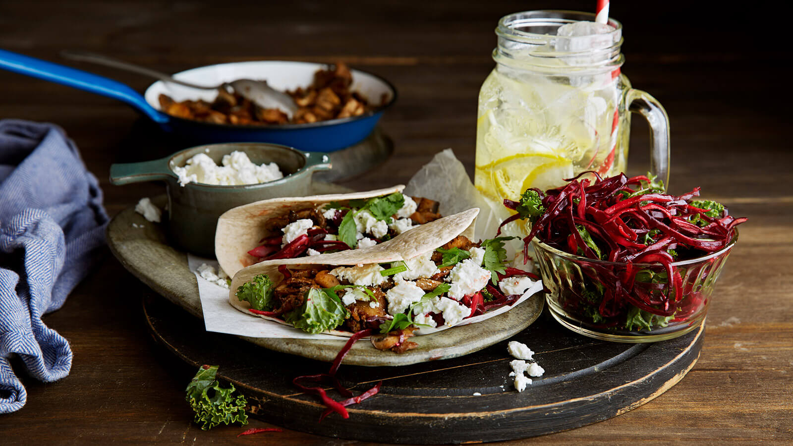 Sieni tacot chipotle -kaalilla ja murennetulla juustolla