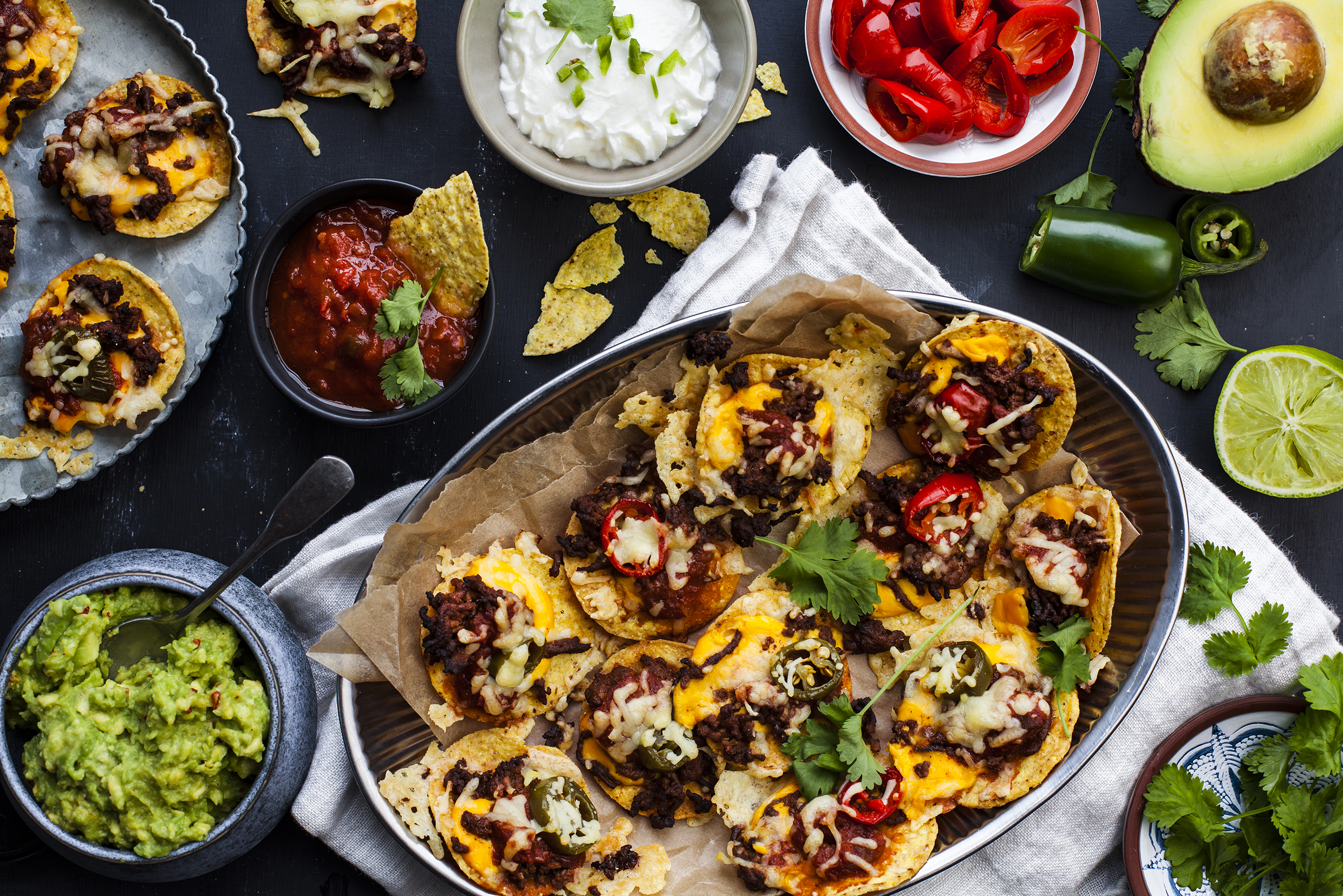 nachoschotel met gekruid gehakt, kaas en guacamole