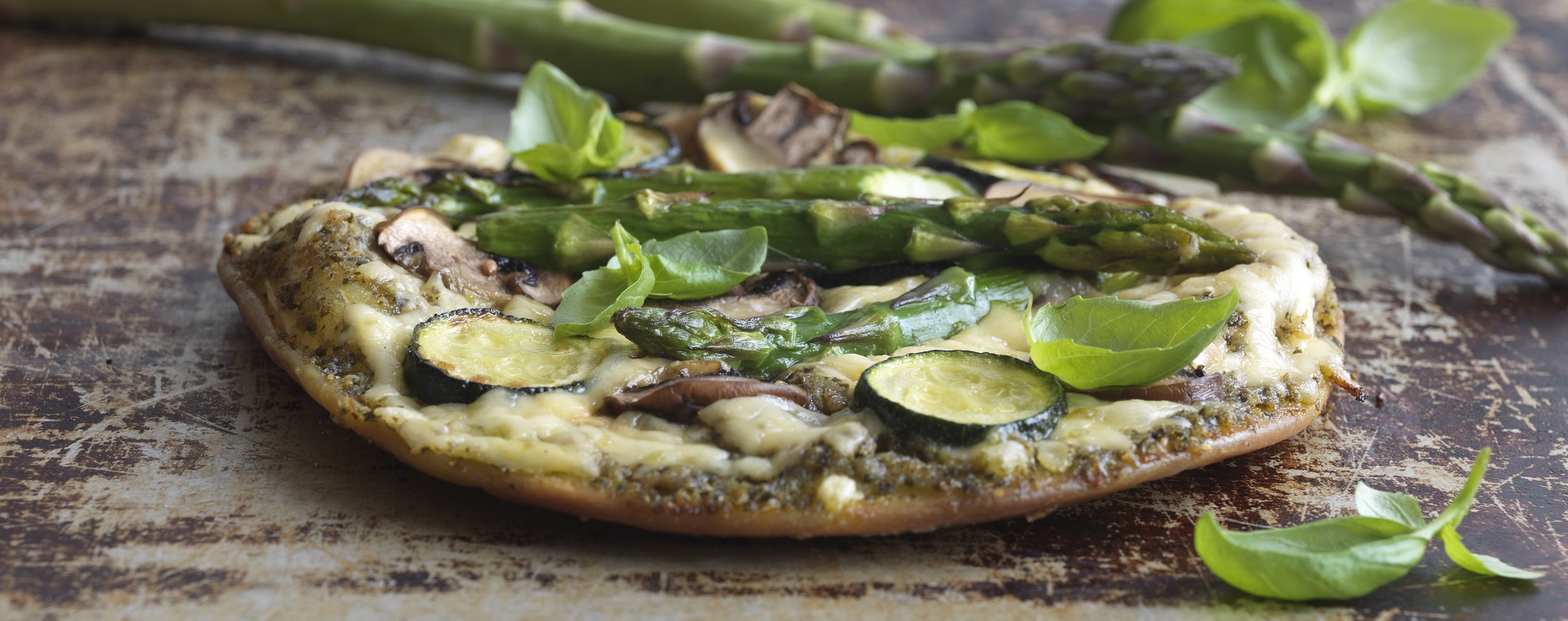 Pesto pica ar zaļiem sparģeļiem un kabačiem