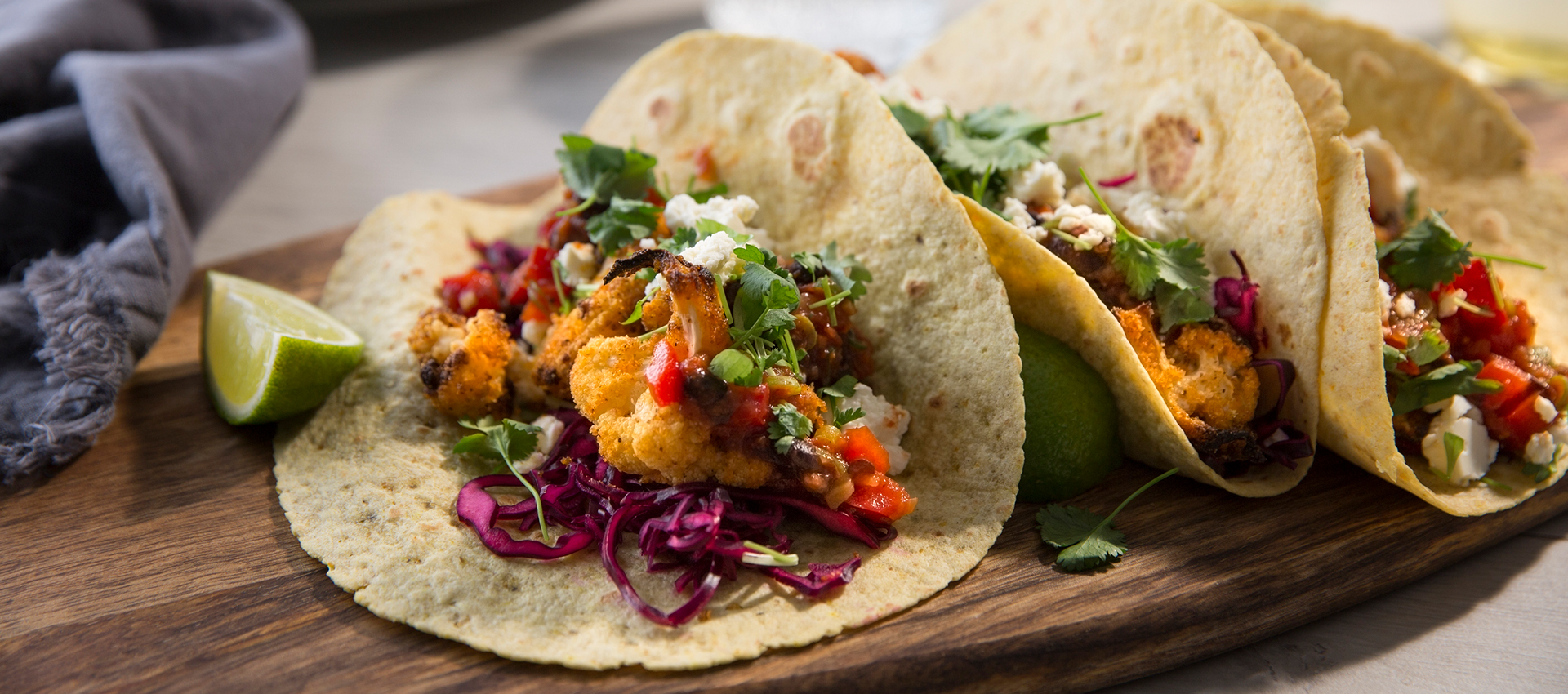 Tacos med krispig blomkål och rökig bönsalsa