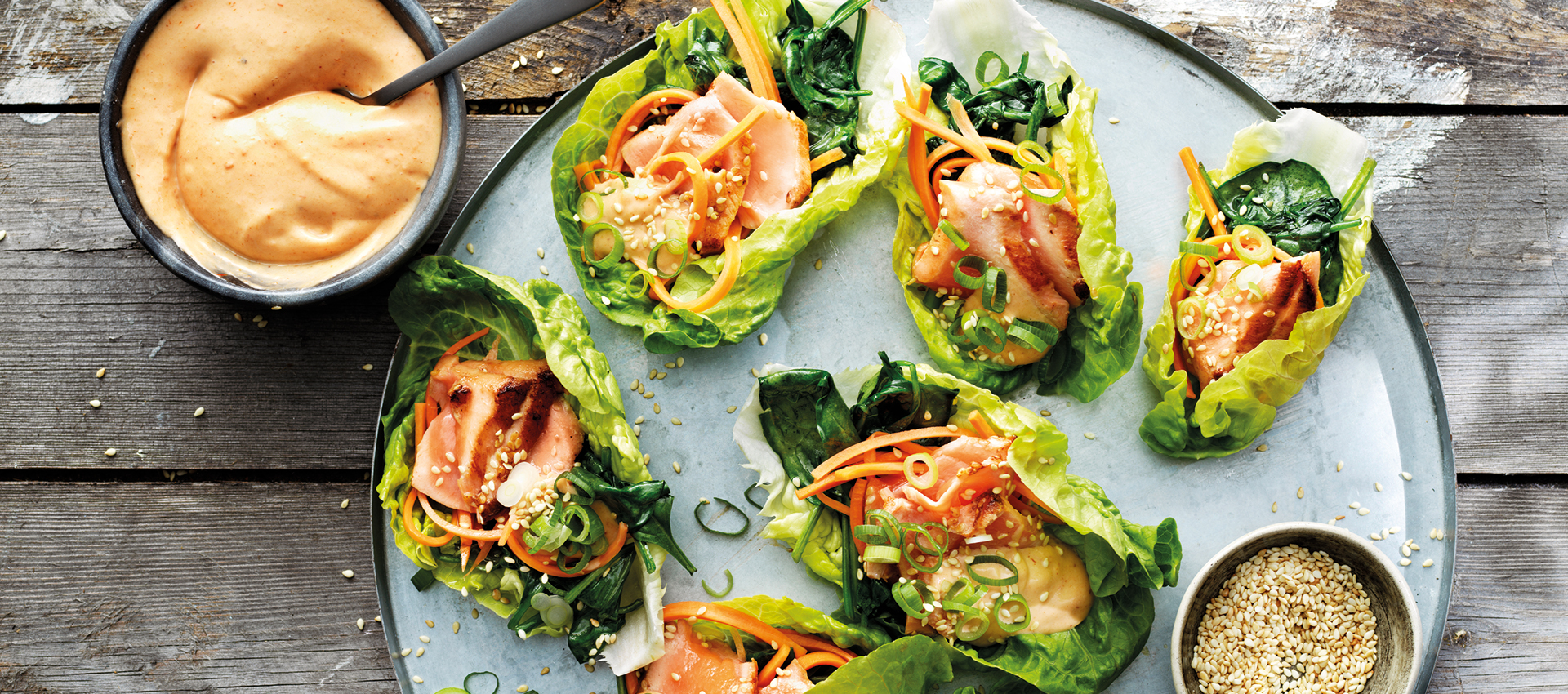 Asiatisk BBQ-laks i salatwrap