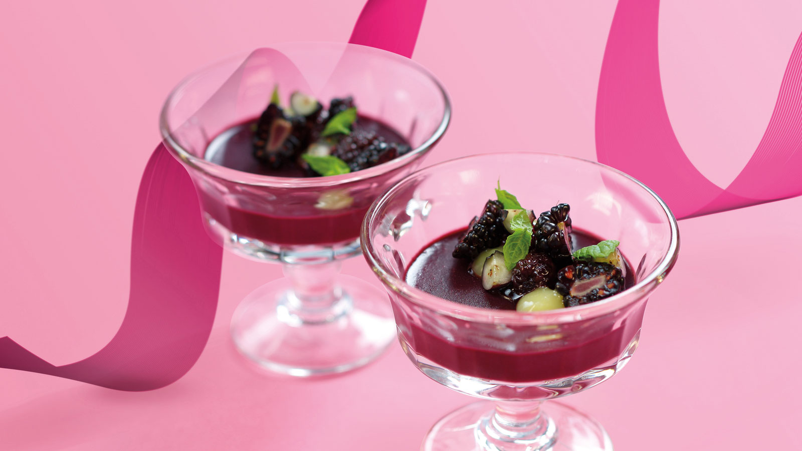Blåbær- og kanelpannacotta med kokte bjørnebær og sitronkrem.
