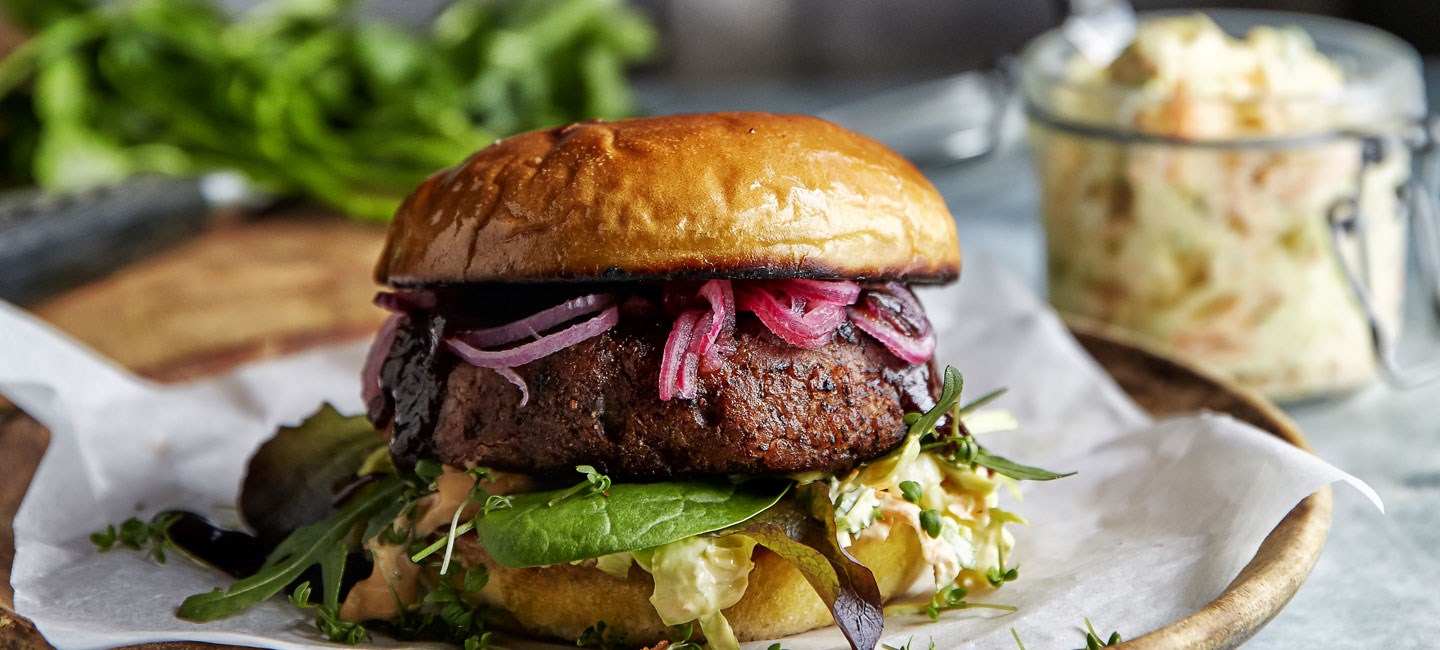 Pupiņu burgeri ar grauzdētām saulespuķu sēklām