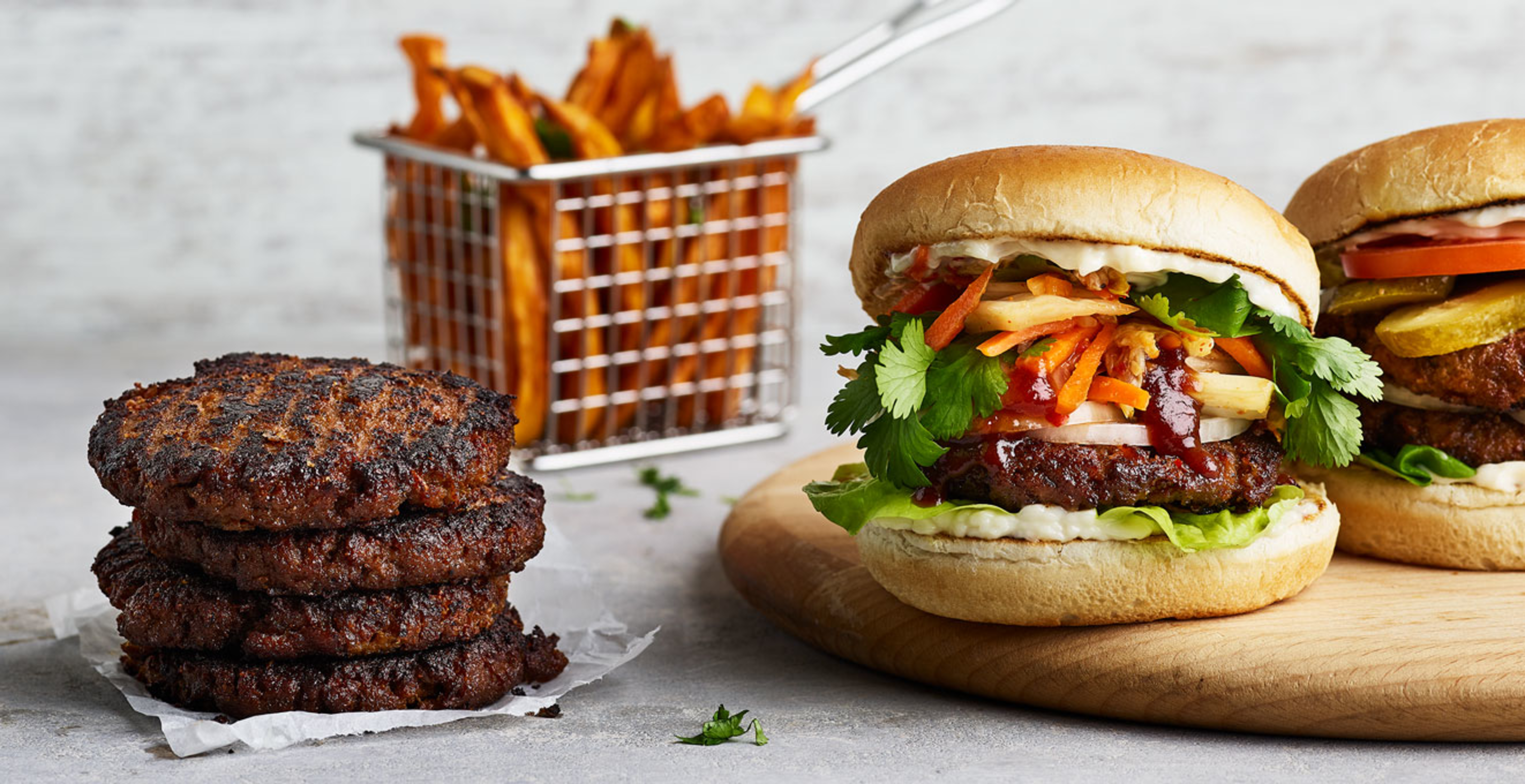 BBQ Pulled Oats Burger med Kimchi-slaw og søtpotetfries