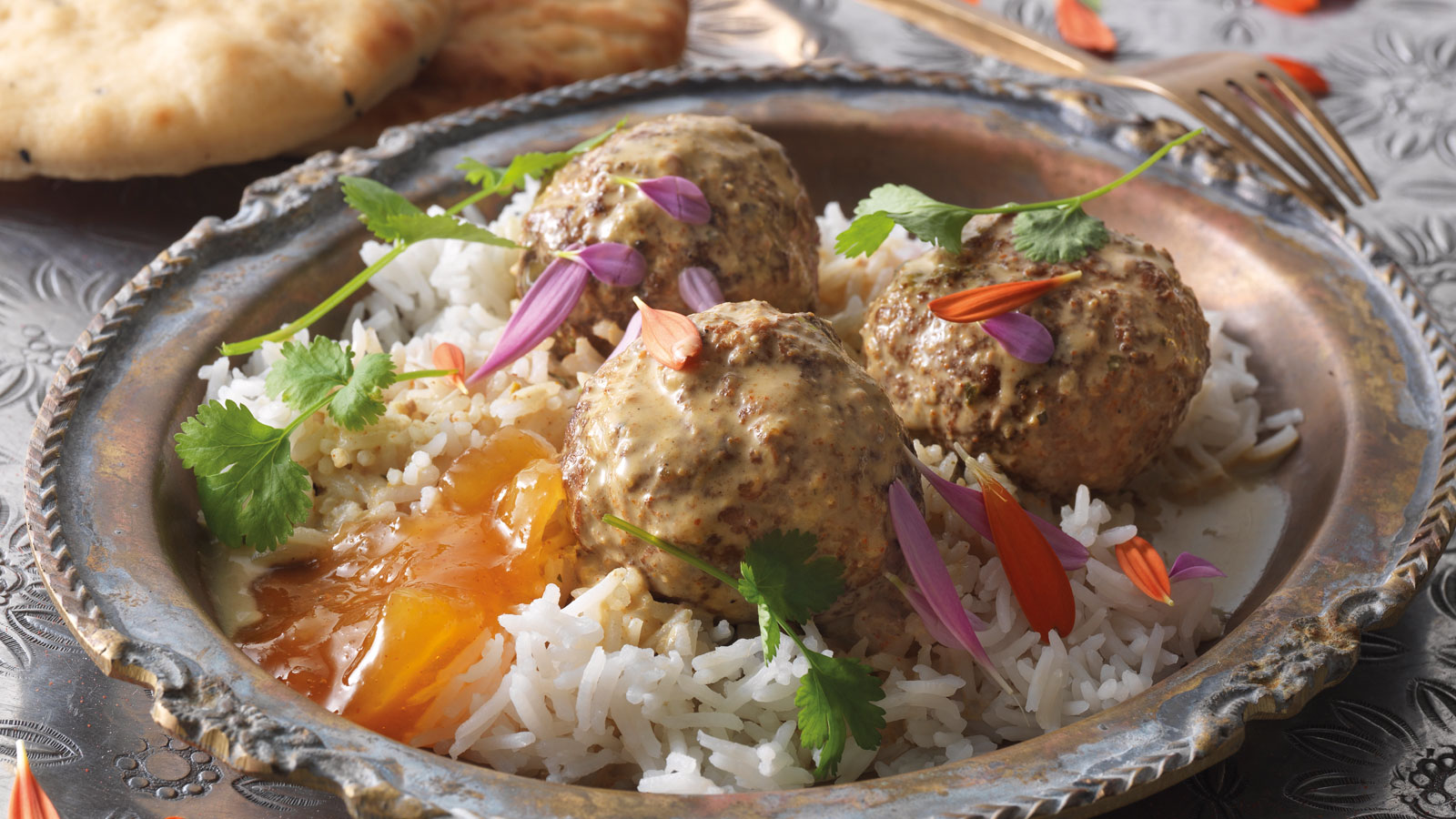 India lambalihapallid kooreses tikka masala kastmes riisi ja mango-chutney'ga