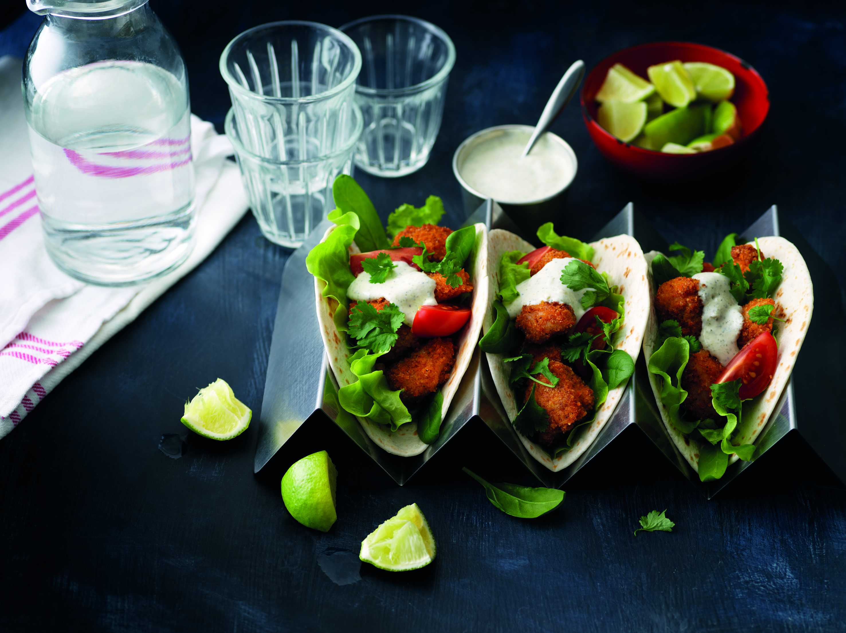 Crispy Chicken tortilla met sla, limoen