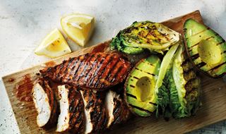 Kylling med chiliglasur med chiligrillet avokado og en liten hjertesalat med parmensan