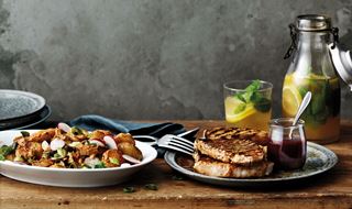 Hvitløksmarinert svinekam og stekt potetsalat med koriander