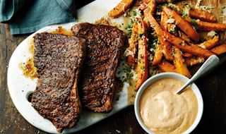 Mørbradbiff med bbq rub og ristede pommes frites av søtpoteter