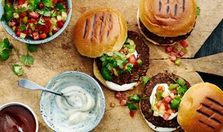 Kolgrillad Black bean burger med chiliensk pebre, vegansk aioli och chipotlesås