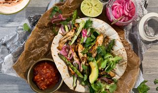 Kycklingtacos med grillad sparris och kryddig gräddfil    
