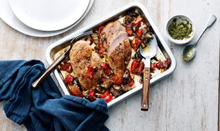 Kyklingfilé med paprika og aubergine i ovnsform