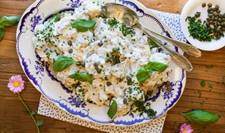 Kremet potetsalat med kapers og gressløk