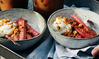 Grillade honungs- och vaniljrabarber med kardemummagrädde och grillad vit choklad