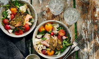 Örtrubbad lax med grillad tomatsallad och mozzarella